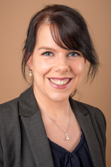 Franziska Solana Higuera, studierte Germanistik und Evangelische Theologie an der Technischen Universität Braunschweig, wo sie 2021 mit ihrer Studie zu Karl Philipp Moritz promoviert wurde. Sie war Promotionsstipendiatin der Studienstiftung des deutschen Volkes. Seit 2021 ist sie Wissenschaftliche Mitarbeiterin am Institut für Germanistik in der Abteilung Neuere deutsche Literatur der TU Braunschweig. Ihre Forschungsschwerpunkte liegen im Bereich der Literatur und Kultur der Goethezeit, insbesondere in der Ästhetik und Poetik um 1800 sowie der Untersuchung von Karl Philipp Moritz’ Einfluss in dieser Periode. Zusätzlich beschäftigt sie sich mit Mythologie, Mythopoetik und Konstellationenforschung. Zu Ihren weiteren Veröffentlichungen zählen die Mitwirkung an der Herausgabe von Von Herkules bis Hollywood. Beiträge zur jüngeren Lessingforschung (2018) sowie diverse Aufsätze und Rezensionen. Ihre fortlaufende wissenschaftliche Arbeit zielt darauf ab, die Literatur und Kultur um 1800 besser zu verstehen und zu interpretieren.